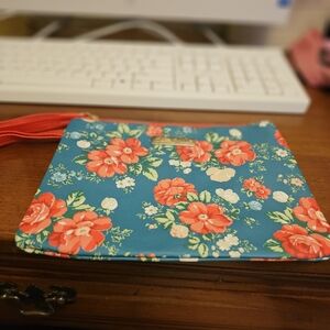 NWOT MAKEUP CASE PIONEER WOMAN